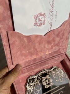 การ์ดเชิญงานแต่ง<span class=keywords><strong>ง</strong></span>านอะคริลิคสีโรสโกลด์แบบสั่<span class=keywords><strong>ง</strong></span>ทำพิเศษ หรูหรา สง่า<span class=keywords><strong>ง</strong></span>าม สไตล์โบโฮ พร้อมกล่องกำมะหยี่สีชมพู ประดับฟอยล์ทอง - Product Image 3