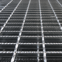 Grille en acier galvanisé sur mesure pour passerelle métallique 30 cm x 100 cm