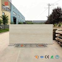 Op maat gemaakte 9mm gele gesinterde steenplaat 1200x2700mm mat met boekenpatroon adering modern woonkamer buitenmuurbekleding project