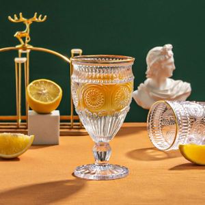 Ensemble décoratif de verres à vin sans plomb, style européen, avec bordure dorée isolée, pour jus et eau - Product Image 3