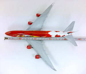 โมเดลเครื่องบินเรซิ่น <span class=keywords><strong>Boeing</strong></span> <span class=keywords><strong>B747</strong></span> สีแดงของมาเลเซีย ขนาด 47 ซม. สเกล 1/150 พร้อมปีกคงที่และฐานตั้งโชว์ - Product Image 6