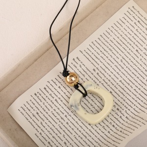 Collar con Dije Geométrico Romántico Chino Nuevo al por Mayor, Cadena de Cuerda de Resina Acrílica para Mujer, Moda de Alta Gama, Elegante y Combinable - Product Image 2