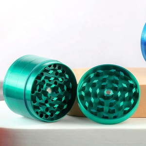 เครื่องบดสมุนไพรอเนกประสงค์ 4 ชั้น ขนาด 2.5 นิ้ว ทำจากสังกะสี พร้อมที่ตักทำความสะอาด ขายส่ง - Product Image 2