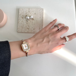 นาฬิกาควอตซ์อะคริลิกทรงสี่เหลี่ยมเล็กแบบใหม่ เป็นมิตรกับสิ่งแวดล้อม สำหรับเด็กผู้หญิง นาฬิกาข้อมือผู้หญิงดีไซน์หรูหราสำหรับสุภาพสตรี - Product Image 4