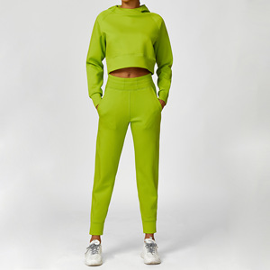 Conjunto de pantalones cortos de punto y Sudadera con capucha suelta para mujer Patrón sólido Fitness Sports Hoodie Set de 2 piezas - Product Image 2
