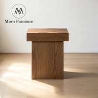 Table d'appoint carrée moderne en chêne massif avec plateau en bois parquet et base en bloc, table d'appoint minimaliste en bois pour salon, chambre et hôtel