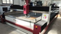 Machine de découpe à jet d'eau CNC 3 axes de précision pour la fabrication de pièces automobiles en métal avec certification CE