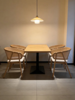 Table à manger en bois de style industriel rétro avec chaises en rotin tressé, mobilier de café bistro