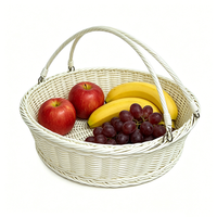 Witte kunststof rieten fruitmand met handvatten, herbruikbare opbergmand voor keuken, huis, eettafel, voedselservering en organisatie.