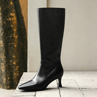 Bottines longues en cuir de vachette mat minimaliste avec effet sculptant pour un style de ville, talon fin noir, longueur genou, pour femmes
