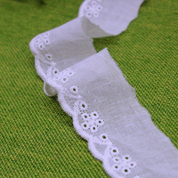 Vente en gros ruban de dentelle brodée en coton de 3.2cm de large fleur blanche creuse décoration cheveux accessoires coton oeillet dentelle Yards