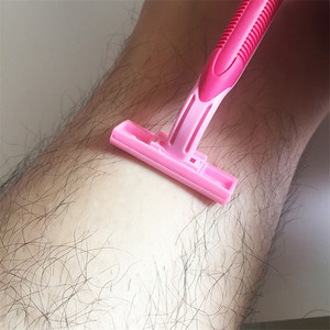 Maquinilla de afeitar manual para mujer, hoja de acero inoxidable, depilación de axilas y piernas, afeitado corporal, uso doméstico, mango rosa - Product Image 2
