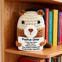 Poupée en crochet Otter Joyeuse, Peluche d'Épauleillage Faite à la Main avec Carte Positive, Poupée Émotionnelle en Crochet Pingouin Positive