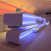 Idées de design de bar à bière de luxe, comptoir de pub en surface solide, comptoir de bar moderne personnalisé avec éclairage LED, comptoir de bar à vin et à boissons