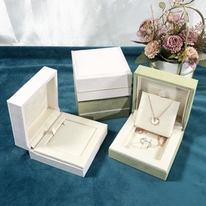 Boîte à bijoux rectangulaire personnalisée en velours vert, luxueuse, élégante, avec emballage complet en daim et logo OEM de marque - Product Image 4
