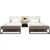 Ensemble de meubles d'hôtel et d'appartement au design moderne : lits jumeaux, support TV, porte-bagages, table de chambre standard, chaise en panneau de bois pour chambre à coucher