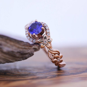 Anello Floreale Tono Rosa per Donne con Accento Blu, Gioiello Floreale per Feste e Banchetti, Accessorio per Outfit - Product Image 3
