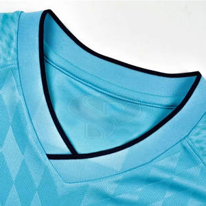 Uniforme de fútbol personalizado para hombre, diseño ajustado de la mejor calidad para un rendimiento óptimo, ropa de fútbol hecha directamente - Product Image 4