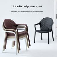 Chaises de salle à manger en plastique PP empilables, modernes et colorées pour l'extérieur, à prix abordable, en vente