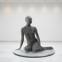 Célèbres sculptures d'art modernes abstraites en acier inoxydable poli, représentant une femme assise