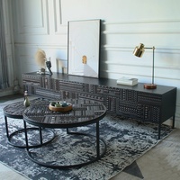 Table basse vintage en teck massif nordique belge sculpté avec structure métallique, design simple et rond, pour salon