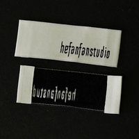 Étiquettes imprimées personnalisées de marque célèbre avec logo et pli central étiquettes de vêtements damassées tissées à la machine pour vêtements vente en gros