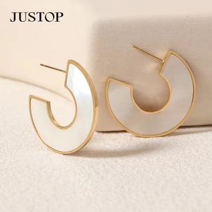 JUSTOP Pendientes Huggie de concha de acero inoxidable chapados en oro de 18 quilates de alta calidad para mujer, joyería de moda con forma de número de estilo Ins - Product Image 1