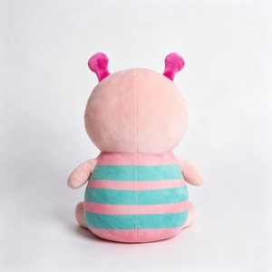 Peluche de gusano personalizado, lindo y adorable, en colores rosa y verde. - Product Image 4