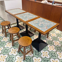 Fast-Food-Café Esstisch-Stuhl-Set Gesinterte Steinplatte Massivholz-Kante Mediterranes Modernes Design Quadratisch für Restaurants