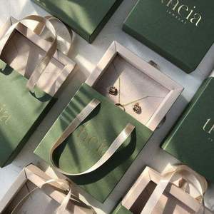 Caja de Regalo de Boda Minimalista Bee, Caja Nupcial Simple y Elegante con Cierre Magnético, Logotipo Personalizado, Papel Artesanal, Caja Pequeña para Joyería - Product Image 5