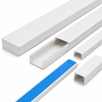 Goulotte de câblage auto-adhésive en PVC avec film de protection bleu pour une installation rapide des câbles sur surface