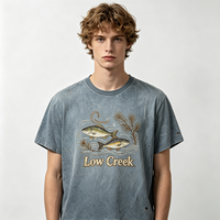 T-shirt épais délavé style vintage avec broderie de poisson Low Creek et détails usés pour les acheteurs de vêtements de style camping en plein air