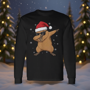 T-shirt a maniche lunghe con cappello da Babbo Natale Capybara e luci natalizie - Product Image 3