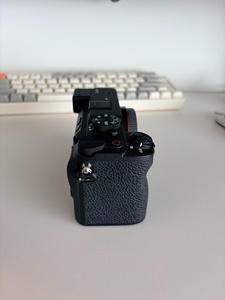 กล้องมิเรอร์เลส <span class=keywords><strong>Sony</strong></span> <span class=keywords><strong>Alpha</strong></span> A7C II มือสอง ความละเอียด 4K 60p เซ็นเซอร์ CMOS 33MP รองรับ SD Card เหมาะสำหรับถ่ายภาพบุคคลและสัตว์เลี้ยง - Product Image 4