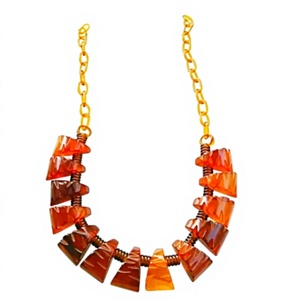 Collar de Resina con Diseño de Pirámide, Moderno y Elegante, Cadena Chapada en Oro, Joyería para Mujer, Collares con Cuentas Acrílicas Rojo Anaranjado - Product Image 1