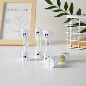 ساعة رملية للأطفال بوجه مبتسم مصنوعة يدويًا من البلاستيك ABS الصديق للبيئة والمتين، بتصميم عصري وملونة مع شعار مخصص بالجملة، تدوم لمدة 3 دقائق - Product Image 4