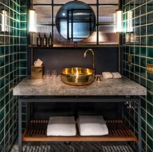 meuble de salle de bain avec double vasque sa charpente en acier dore mat Bathroom furniture double sink matt gilded steel frame