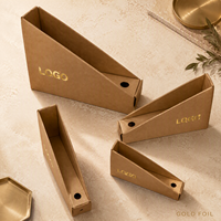 Boîte triangulaire en carton kraft personnalisée avec logo, boîte cadeau en forme de cale, finition vernis UV à points dorés, pliable, écologique