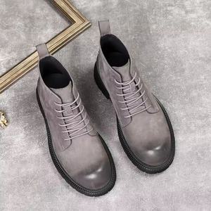 รองเท้าบูทหุ้มข้อผู้ชายสีเทาคุณภาพสูง ดีไซน์วินเทจ ทำจากหนังแท้ ล้างทำความสะอาดได้ ตกแต่งแบบเรโทร ตัดเย็บอย่างดี พร้อมเชือกผูก - Product Image 1