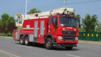 Camion de lutte contre les incendies Sinotruk HOWO rouge pour haute altitude avec fonction de jet d'eau, véhicule de sauvetage incendie
