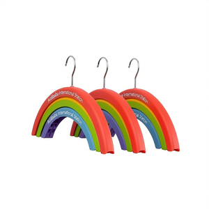 Set di 3 appendiabiti Myrva Rainbow in plastica con gancio cromato, appendiabiti per guardaroba, design creativo salvaspazio - Product Image 1