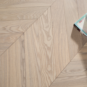 Parquet contrecollé Chevron ISO9001 multicouche brossé finition UV, grade AB, antidérapant, 15 mm, durable, pour villa - Product Image 2