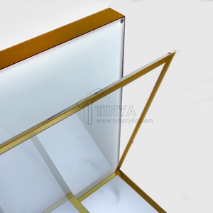 Support d'affichage cosmétique en acrylique personnalisé en gros avec éclairage LED pour parfum, étagère de présentation de maquillage durable à 2 niveaux - Product Image 6