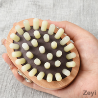 Brosse de massage du cuir chevelu en jade naturel avec logo personnalisé avec outil de drainage lymphatique en bois de hêtre de qualité supérieure vert et blanc
