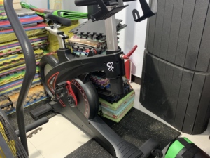 Juego de bicicleta deportiva de primera calidad y bicicleta de <span class=keywords><strong>spinning</strong></span> magnética con pantalla inteligente y <span class=keywords><strong>pedales</strong></span> con clip para entrenamiento de cuerpo completo en el gimnasio en casa - Product Image 5