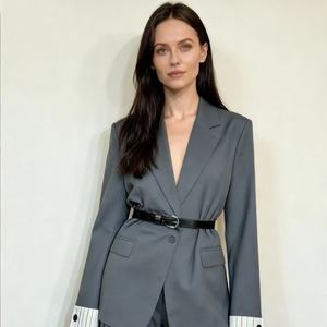 ชุดสูทที่ออกแบบอย่างพิถีพิถัน พร้อมรายละเอียดที่ลงตัว ชุดเดรสไหมพรมถักยาวทรงโอเวอร์ไซส์ แต่งขอบลูกไม้ พร้อมดีไซน์ผ่าข้าง - Product Image 1