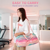 Sac de sport holographique irisé en gros avec panneau plissé et bandoulière pour femme, sac de voyage en nylon coloré