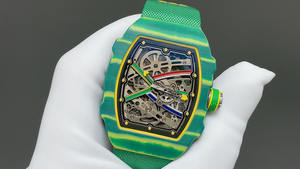 L'orologio personalizzato ha un spessore di soli 7,8 mm e un peso di soli 35 grammi. IT si sente estremamente leggero nelle mani. - Product Image 5