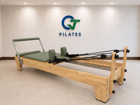 Reformer Pilates à rail fixe en bois de chêne vert sauge pour des mouvements conscientes, un bien-être inspiré de la nature et des étirements corporels
