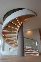 Escalier ouvert à marches courbes, poutre arquée sans montants, design moderne ouvert, escalier intérieur de villa